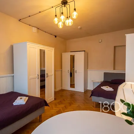 1800 By Vince Stay - Private Rooms In Town Hall Square Tartu Exterior photo