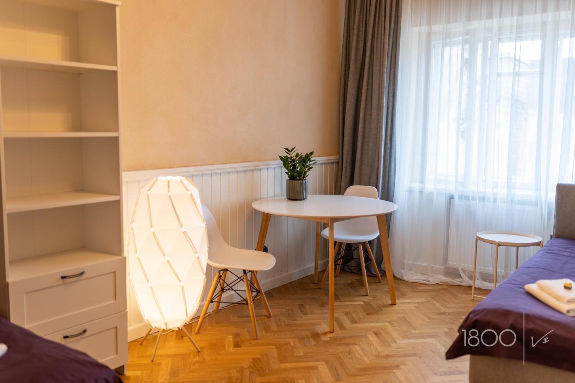 1800 By Vince - Private In Town Hall Square * Tartu